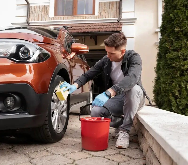Lavage auto à domicile Sainte-Mère-Église : professionnel intervenant sur un véhicule